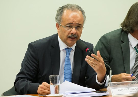 04/04/2017- Brasília- DF, Brasil- Deputado, Vicente Candido lendo seu relatório da reforma política. Foto Lula Marques/AGPT