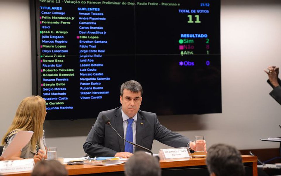 O presidente do Conselho de �tica, Ricardo Izar, coordena sess�o que rejeitou o parecer preliminar do deputado Paulo Freire, relator do processo contra o deputado Rodrigo Bethlem (Fabio Rodrigues Pozzebom/Ag�ncia Brasil)