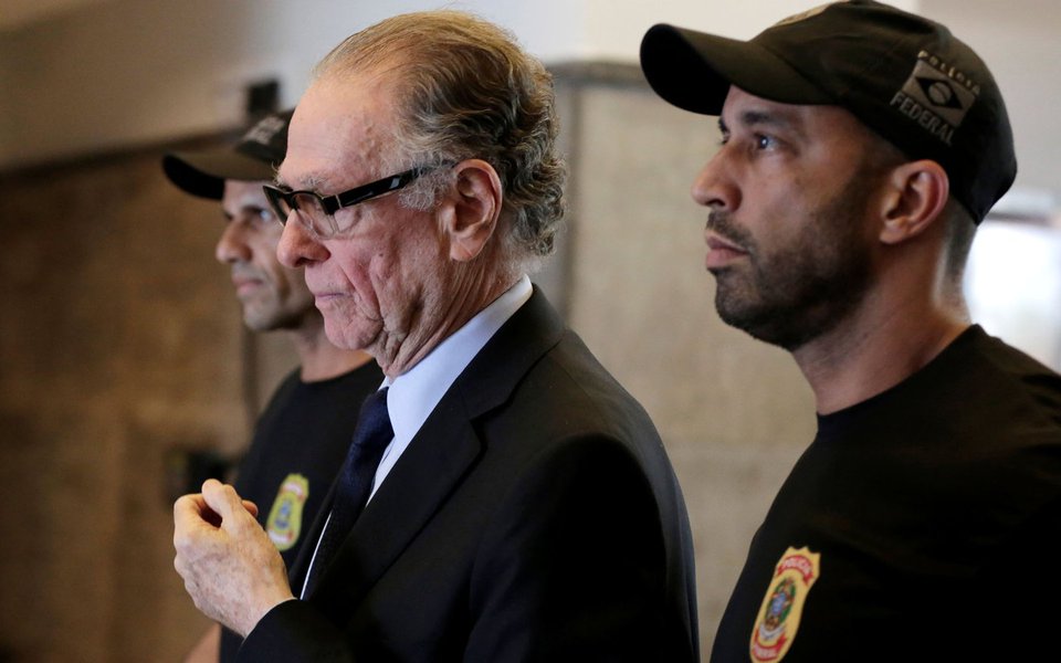 Presidente do Comitê Olímpico do Brasil (COB), Carlos Arthur Nuzman, deixa sede da Polícia Federal, no Rio de Janeiro 05/10/2017 REUTERS/Bruno Kelly