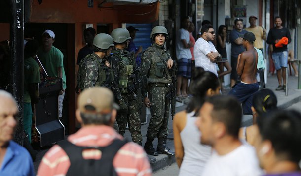 Rio de Janeiro - Operação das forças segurança no combate aos confrontos entre traficantes na Rocinha (Fernando Frazão/Agência Brasil)