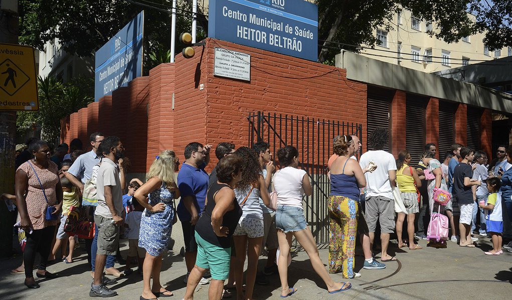 Rio de Janeiro - Postos de saúde do Rio de Janeiro têm longas filas em busca da vacinação contra a febre amarela. (Tomaz Silva/Agência Brasil)