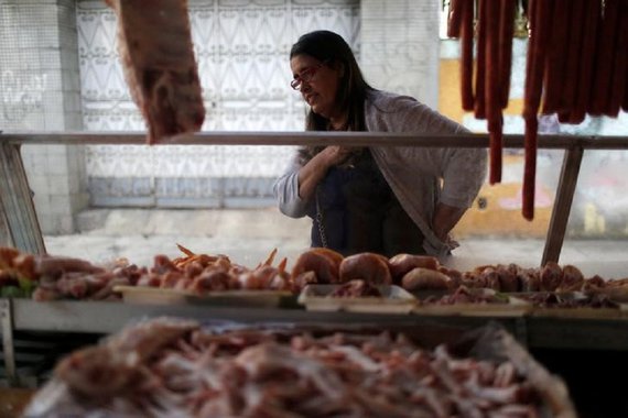 Mulher observa banca com carnes em feira do Rio de Janeiro. 06/05/2016 REUTERS/Pilar Olivares