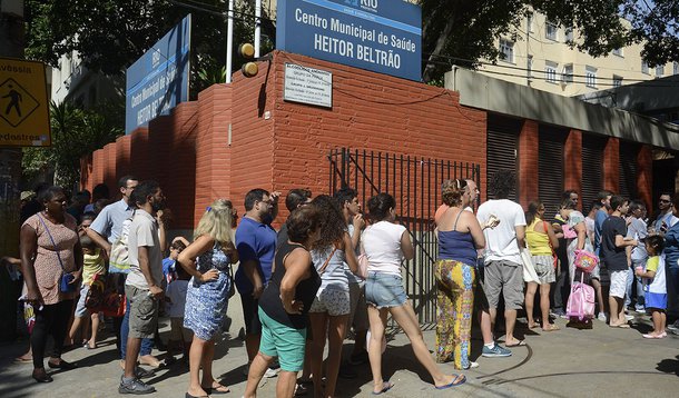 Rio de Janeiro - Postos de saúde do Rio de Janeiro têm longas filas em busca da vacinação contra a febre amarela. (Tomaz Silva/Agência Brasil)