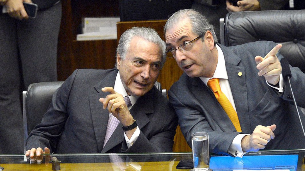 BrasÃ­lia - O vice-presidente Michel Temer e o presidente da CÃ¢mara dos Deputados, Eduardo Cunha, durante solenidade de entrega da Medalha do MÃ©rito Legislativo 2015 (Antonio Cruz/AgÃªncia Brasil)