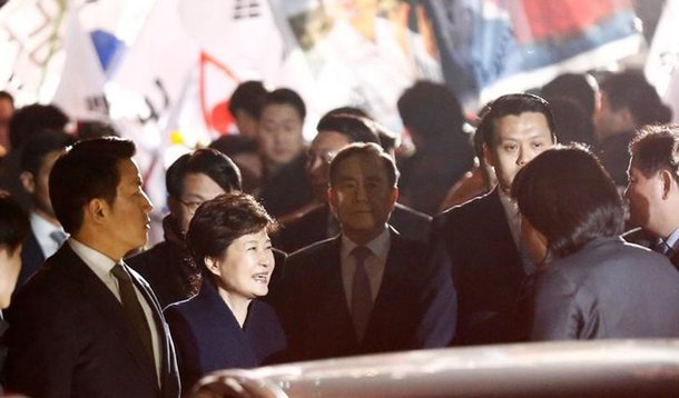 Presidente cassada da Coreia do Sul, Park Geun-hye, ao chegar em sua residência particular em Seul. 12/03/2017 REUTERS/Kim Kyung-Hoon
