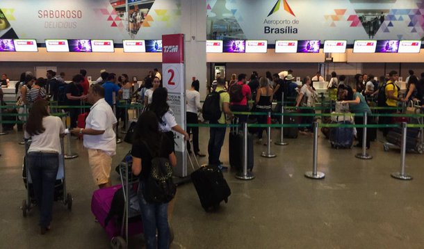 Brasília - Movimento de passageiros no Aeroporto Internacional de Brasília (Juca Varella/Agência Brasil)