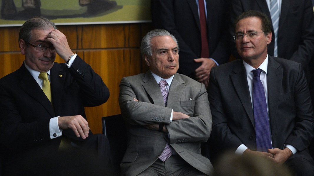 Presidente da Câmara, Eduardo Cunha, o presidente em exercício, Michel Temer e do Senado, Renan Calheiros, durante posse da deputada Luciana Santos na presidência do PC do B (Fabio Rodrigues Pozzebom/Agência Brasil)