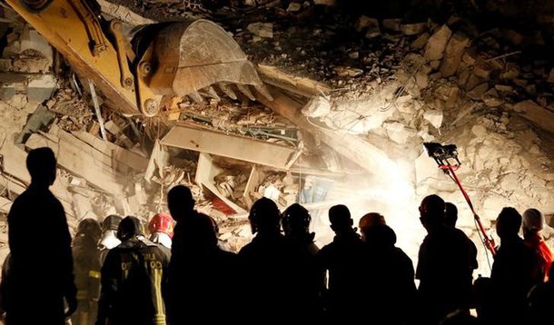 Agentes de resgate fazem buscas após terremoto em Pescara del Tronto. 24/8/2016. REUTERS/Remo Casilli