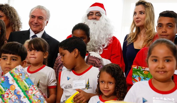 (Brasília, DF 16/12/2016) Presidente Michel Temer e a Primeira-Dama Marcela Temer durante entrega de presentes feita pelo Papai Noel dos Correios no Salão Nobre do Palácio do Planalto. Foto: Carolina Antunes/PR