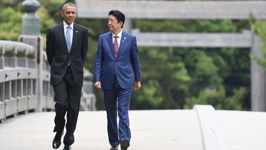 Barack Obama e Shinzo Abe em visita a Pearl Harbor