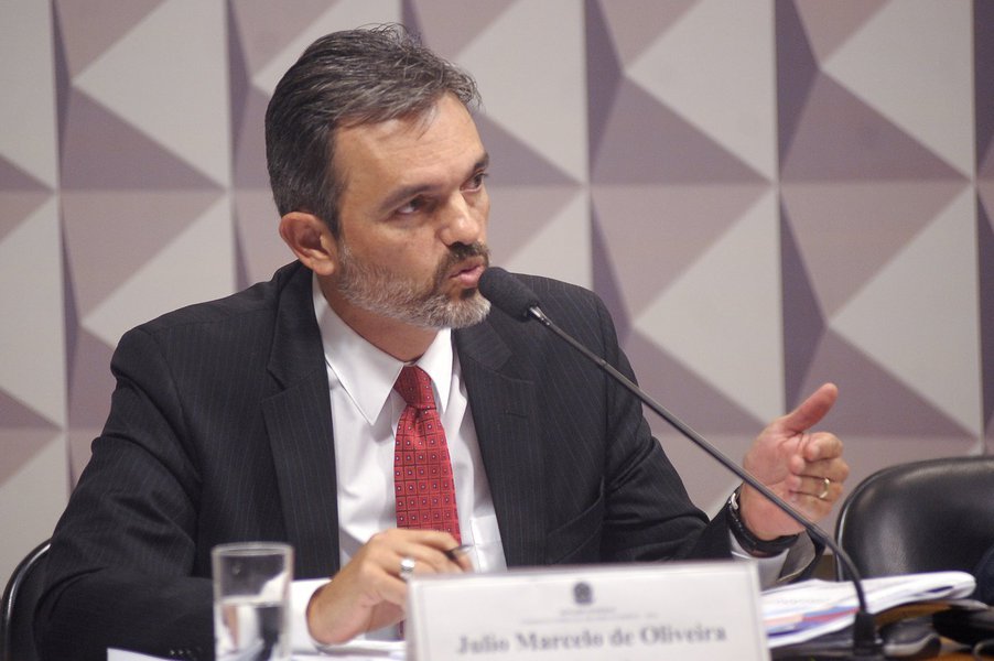 Comissão Especial do Impeachment 2016 (CEI2016) realiza reunião para ouvir testemunhas de acusação. À mesa, o procurador do Tribunal de Contas da União (TCU), Júlio Marcelo de Oliveira (testemunha). Foto: Waldemir Barreto/Agência Senado