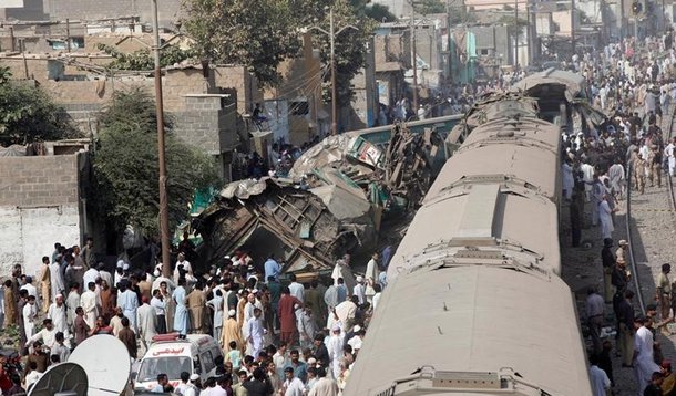 Pessoas observam acidente ferroviário na cidade portuária paquistanesa de Karachi. 03/11/2016 REUTERS/Akhtar Soomro