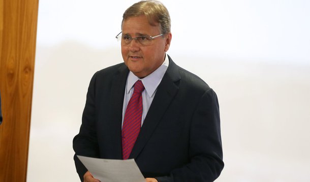 Brasília - Geddel Vieira recebe o manifesto de apoio ao ministro chefe da secretaria de governo, do deputado André Moura (Valter Campanato/Agência Brasil)