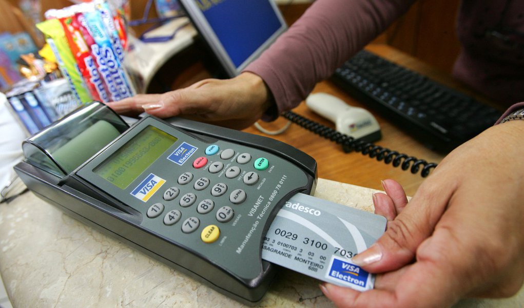 SM080505 D3 S�O PAULO 08/05/2006 - 18H05 - CART�O DE CR�DITO - ECONOMIA/JT - Felipe Monteiro, 21 anos, banc�rio, utiliza cart�o de d�bito e cr�dito para compras. Foto: SEBASTI�O MOREIRA/AE
