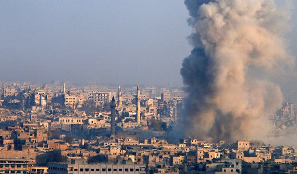 Fumaça vista na cidade síria de Aleppo. 12/12/2016 REUTERS/Omar Sanadiki