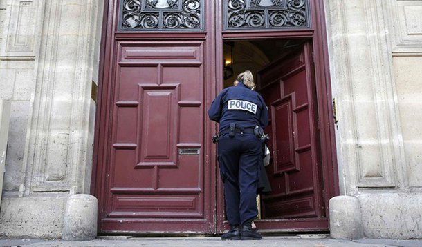 Policial durante investigação na casa de luxo em que Kim Kardashian estava em Paris. 03/10/2016 REUTERS/Gonzalo Fuentes