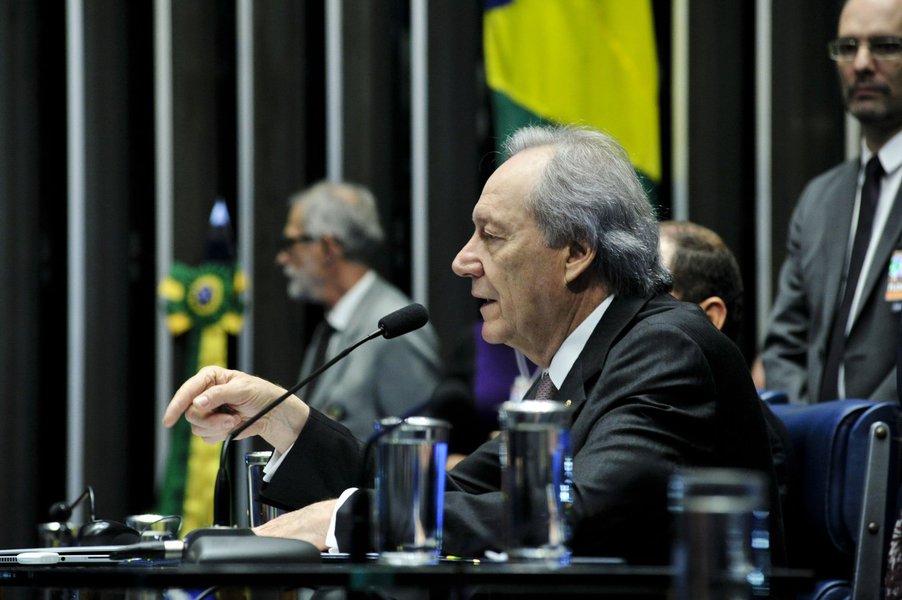  À mesa, em pronunciamento, presidente do Supremo Tribunal Federal (STF), ministro Ricardo Lewandowski. Foto: Geraldo Magela/Agência Senado