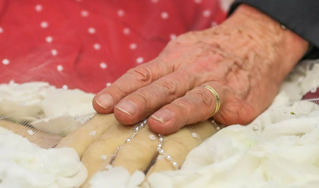 Lula toca a mão de Marisa Letícia no velório da ex-primeira-dama