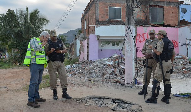 Guarda Municipal e moradores da Vila Autódromo se enfrentaram durante tentativa de demolição de casas na comunidade, vizinha às instalações do Parque Olímpico dos Jogos Rio 2016 (Fenando Frazão/Agência Brasil)