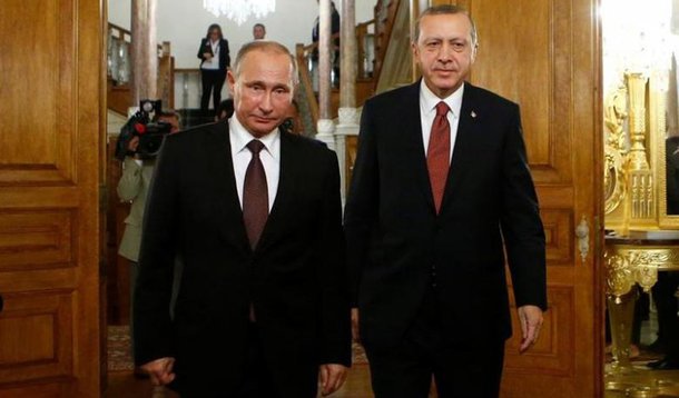 Russian President Vladimir Putin and his Turkish counterpart Tayyip Erdogan arrive for a joint news conference following their meeting in Istanbul, Turkey, October 10, 2016. REUTERS/Osman Orsal