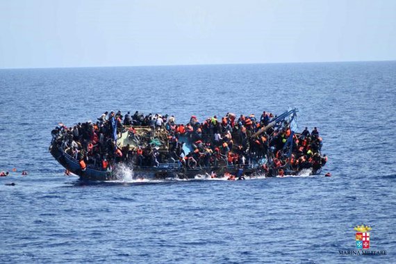 Barco de imigrantes visto na costa da Líbia em fotografia divulgada pelo governo italiano. 25/05/2016 Marina Militare/Handout via REUTERS