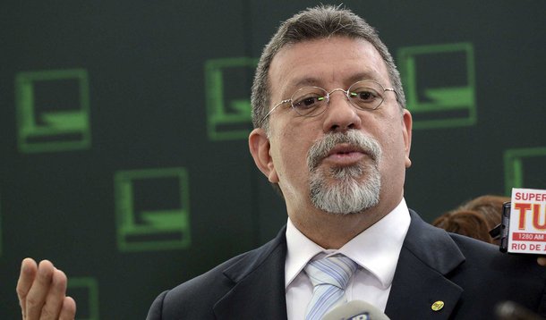 Brasília - Deputado Afonso Florence, líder do PT na Câmara dos Deputados, fala com jornalistas. (Antonio Cruz/Agência Brasil)