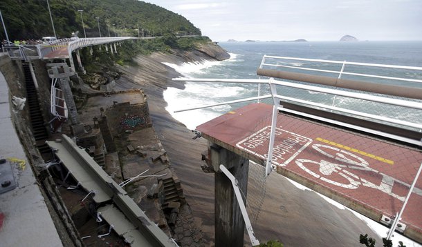 The collapsed area of the new cycle lane is pictured in Rio de Janeiro, Brazil, April 21, 2016. REUTERS/Ricardo Moraes TPX IMAGES OF THE DAY
