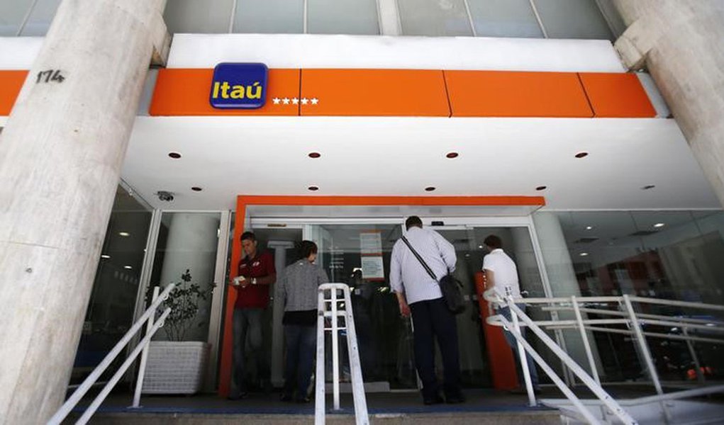 Em foto de arquivo, pessoas entram em agência do Itaú no Rio de Janeiro 29/01/2014 REUTERS/Sergio Moraes
