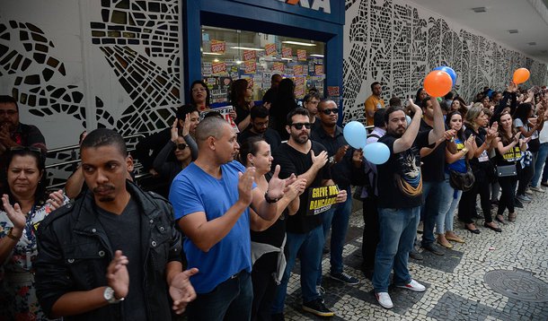 Rio de Janeiro - Bancários em greve fazem ato de protesto em frente à Caixa Econômica no centro da cidade (Fernando Frazão/Agência Brasil)