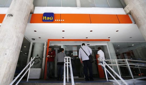 Em foto de arquivo, pessoas entram em agência do Itaú no Rio de Janeiro 29/01/2014 REUTERS/Sergio Moraes