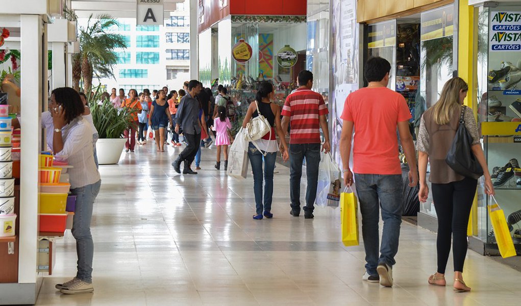 Shopping no centro de Brasília tem movimento intenso no último fim de semana antes do Natal