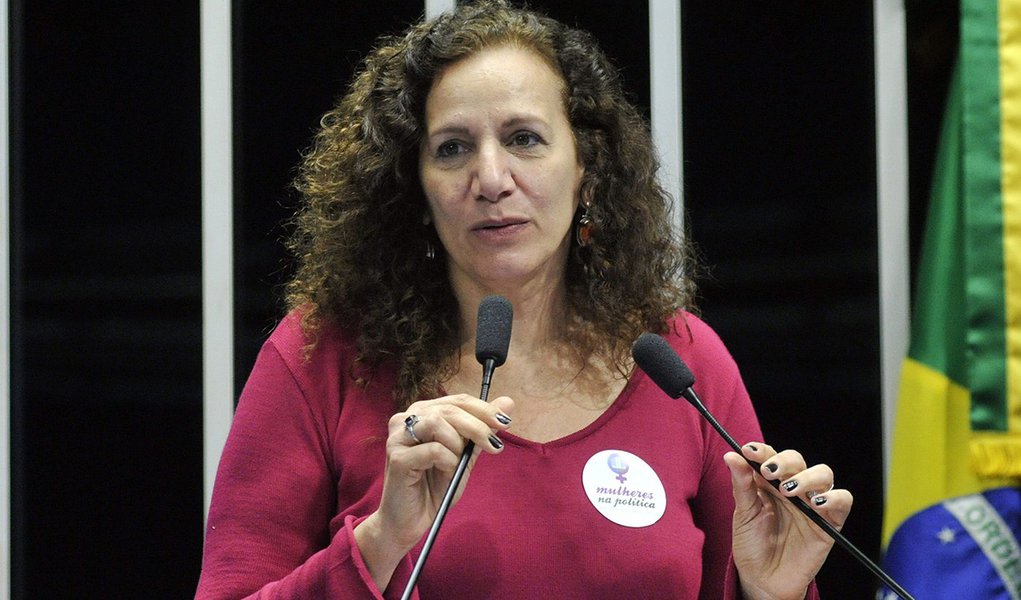  
Em discurso, deputada federal Jandira Feghali (PCdoB-RJ).
  