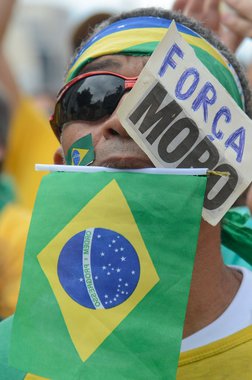 Rio de Janeiro - Manifestantes protestam na praia de Copacabana, na manhã de hoje (4), a favor da Lava Jato e do juíz Sergio Moro. (Tomaz Silva/Agência Brasil)