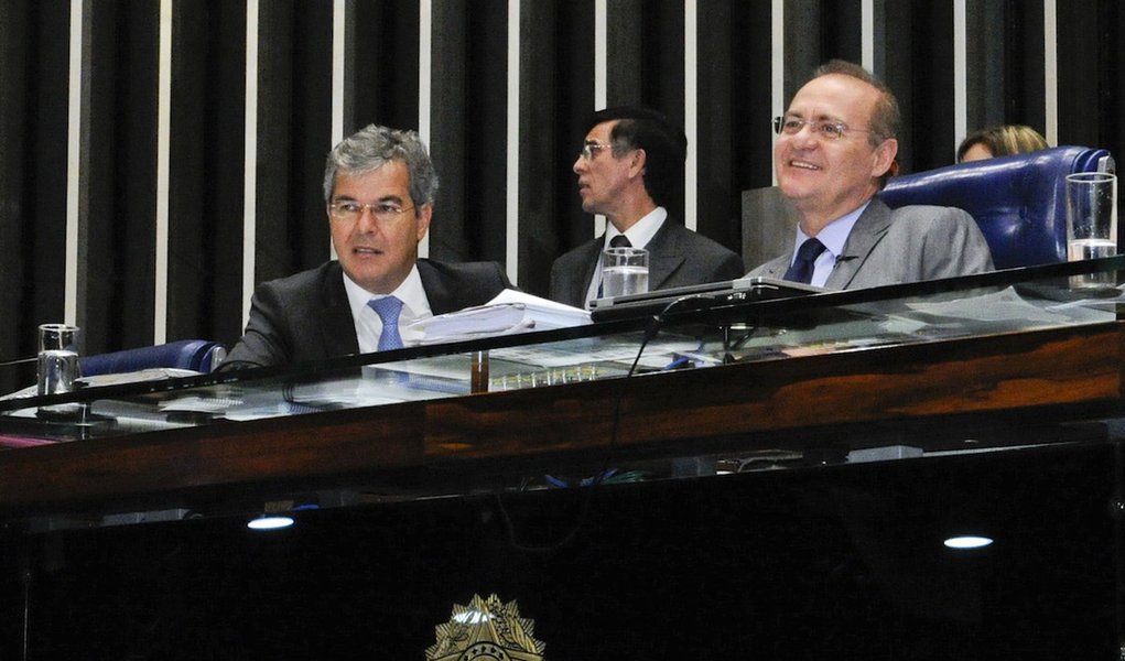 (E/D) Senadores Jorge Viana (PT-AC), Renan Calheiros (PMDB-AL), presidente do Senado, e Vanessa Grazziotin (PCdoB-AM) durante discussão da proposta que estabelece o voto aberto em todas as decisões do Legislativo (PEC 43/13)