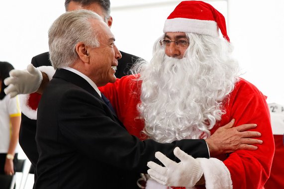 (Brasília, DF 16/12/2016) Presidente Michel Temer e a Primeira-Dama Marcela Temer durante entrega de presentes feita pelo Papai Noel dos Correios no Salão Nobre do Palácio do Planalto. Foto: Carolina Antunes/PR