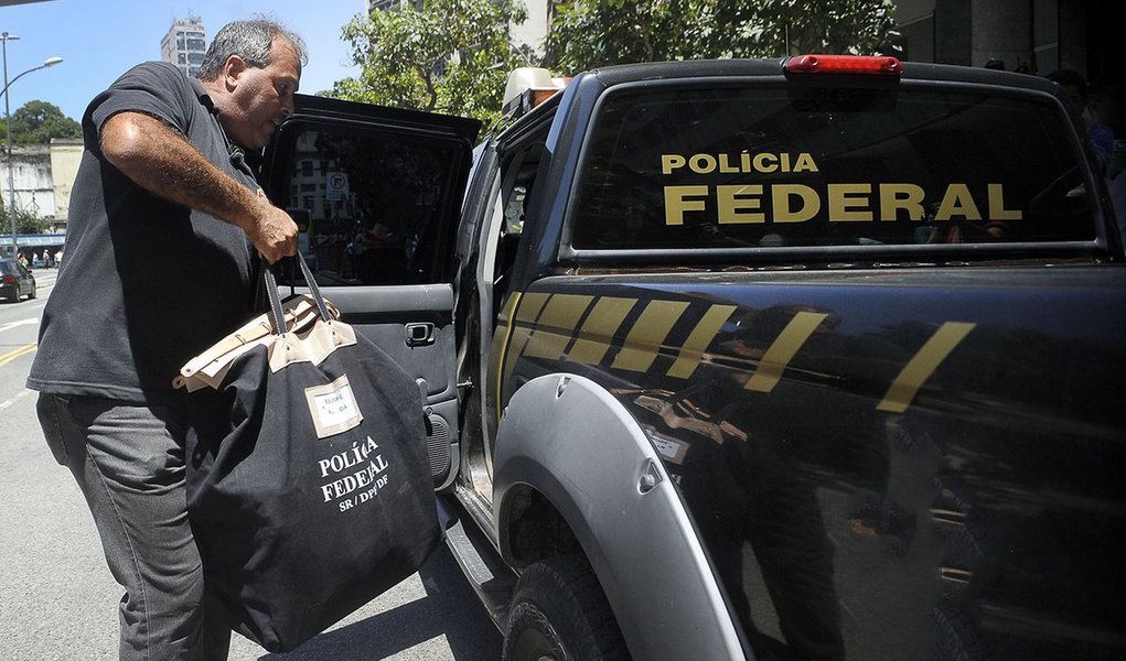 Rio de Janeiro - Polícia Federal cumpre mandado de busca e apreensão no escritório do presidente da Câmara, deputado Eduardo Cunha, no centro da cidade do Rio de Janeiro (Tânia Rêgo/Agência Brasil)