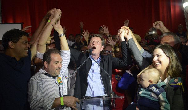 Rio de Janeiro - O senador Marcelo Crivella (PRB) celebra em Bangu ao ser eleito para a prefeitura do Rio de Janeiro com vitória sobre Marcelo Freixo (PSOL), no segundo turno. (Fernando Frazão/Agência Brasil)