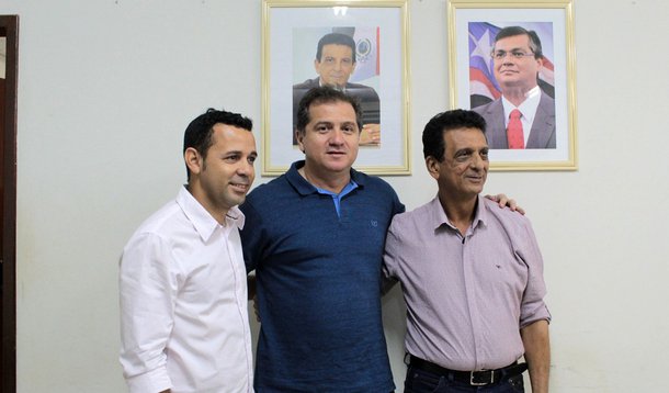 Secretário Simplício Araújo, prefeito Juscelino Oliveira e o secretário de Indústria e Comércio de Açailândia, Cleones Matos, durante a reunião. Foto: Adriano Martins