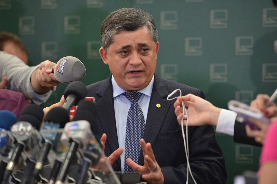 José Guimarães fala à imprensa no Congresso Nacional
