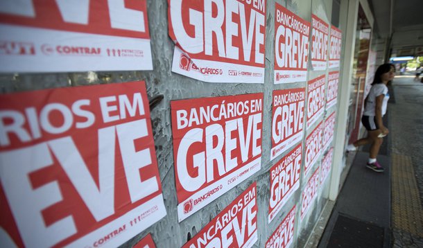 BRAS�LIA, DF, BRASIL, 30-09-2014, 09h30: Banc�rios entram em greve nesta ter�a-feira (30). (Foto: Marcelo Camargo/Ag�ncia Brasil)