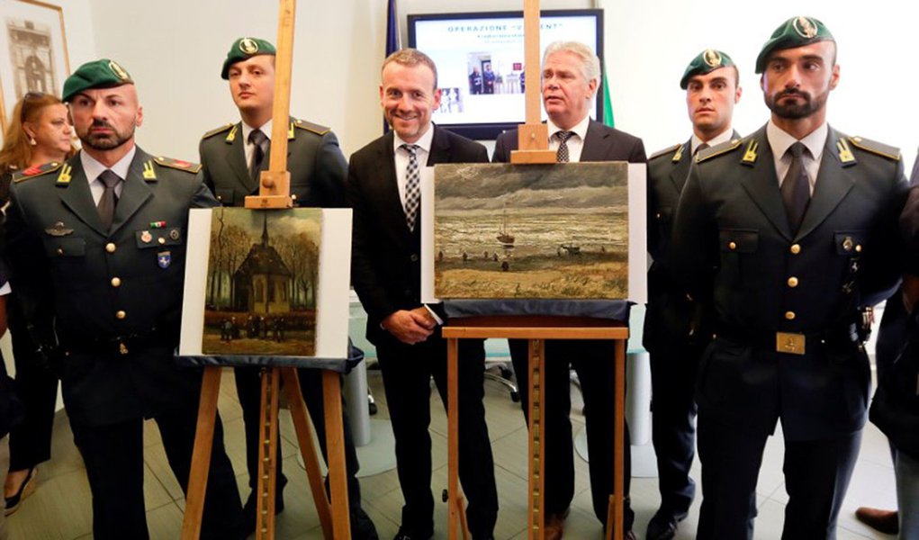 Policiais italianos ao lado de pinturas recuperadas de Vincent Van Gogh. 30/09/2016 REUTERS/Ciro De Luca