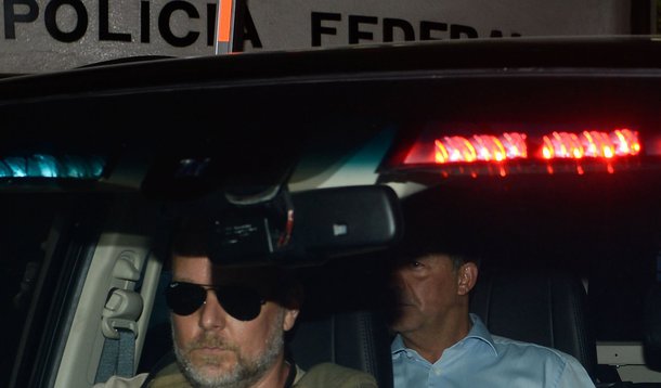 Rio de Janeiro - O ex-governador do Rio de Janeiro Sérgio Cabral é levado preso na operação Lava Jato em viatura da Polícia Federal na sede na Praça Mauá (Fernando Frazão/Agência Brasil)