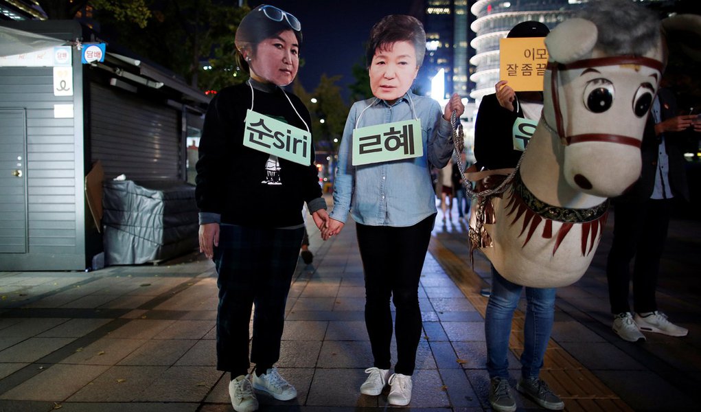 Protesters take part in a protest denouncing South Korea�s President Park Geun-hye over a recent influence-peddling scandal in central Seoul, South Korea, October 29, 2016. Photo by Kim Hong-Ji/Reuters 