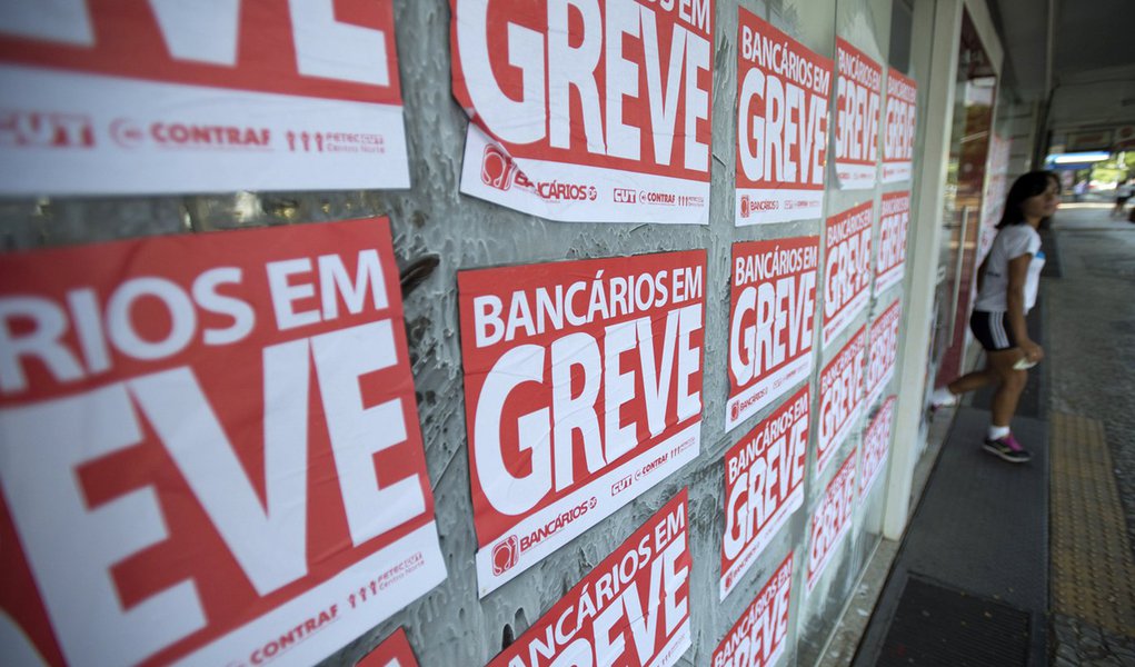 BRAS�LIA, DF, BRASIL, 30-09-2014, 09h30: Banc�rios entram em greve nesta ter�a-feira (30). (Foto: Marcelo Camargo/Ag�ncia Brasil)