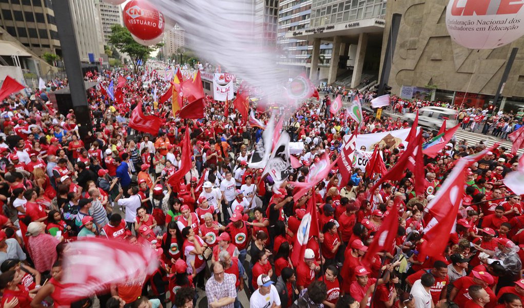 03/10/2015 - São Paulo - SP - Manifestantes da CUT realizaram um protesto “em defesa da Petrobras e da democracia” na manhã deste sábado (3) na Avenida Paulista. Foto: Paulo Pinto/ Agência PT