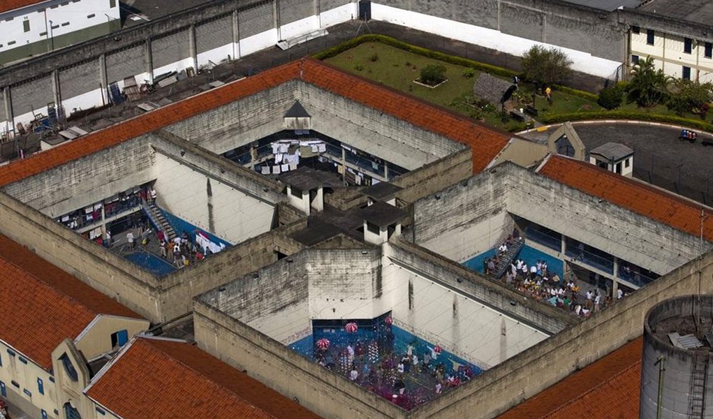 Revista íntima em familiares de presidiários é contestada por especialistas