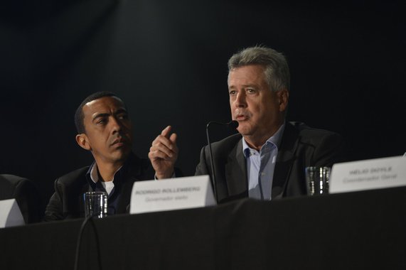 Rodrigo Rollemberg concede entrevista para apresentar o diagnóstico e o mapa de riscos do Distrito Federal, a sua esquerda o vice-governador Renato Santana (José Cruz/Agência Brasil)
