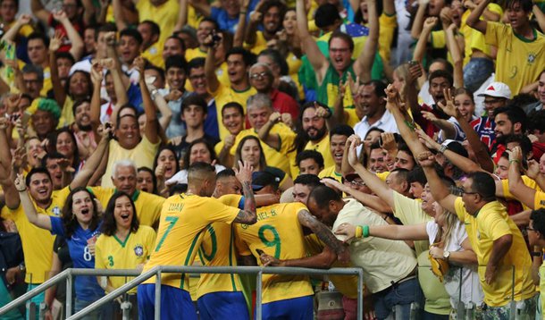 Jogadores da seleção brasileira comemoram com a torcida em Salvador. 10/08/2016 REUTERS/Fernando Donasci