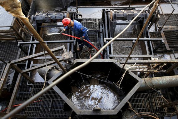 Funcionário trabalha em campo petrolífero no Estado venezuelano de Anzoategui. 16/4/2015. REUTERS/Carlos Garcia Rawlins