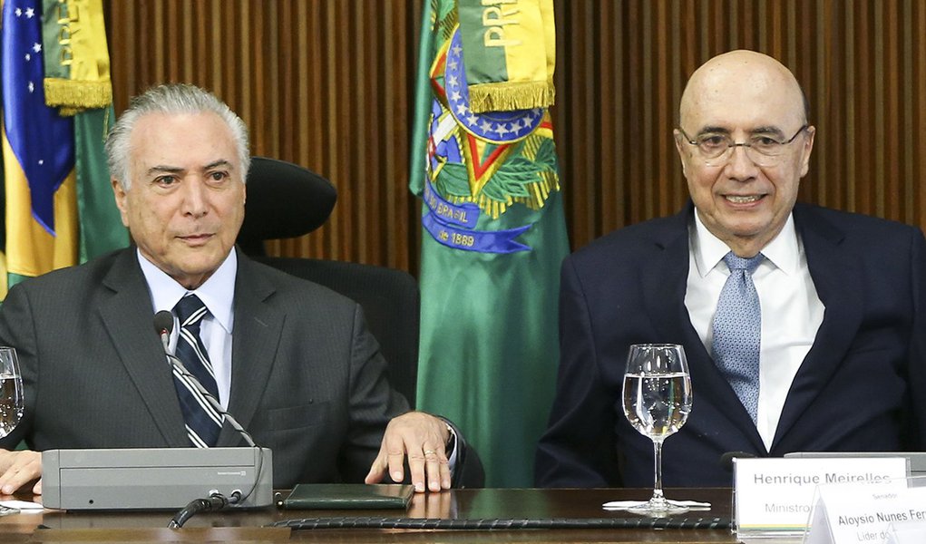 Brasília - O presidente interino Michel Temer e o ministro da Fazenda, Henrique Meirelles, durante reunião com líderes da Câmara e do Senado, no Palácio do Planalto. (Marcelo Camargo/Agência Brasil)